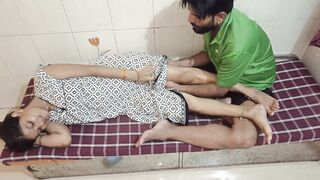 Desi Dewar Ne Bhabhi Ko Massage Kar Ke Bahane Pela