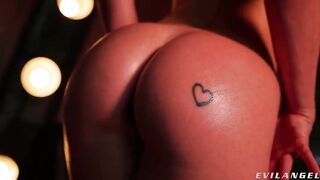 A hottie pleases a guys cock and lets herself get fucked ????