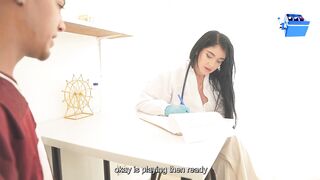 MILF doctora descubre dentro del pantallon de su paciente una BBC - DEEPTHORAT, BIG TITS