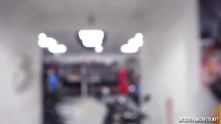 Aurora, 23 Ans, Gerante D'une Boutique De Motos Sur Gemenos