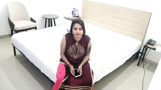 Raat me akeli bhabhi ke dever ne romance bhari baat ki aur pel diya