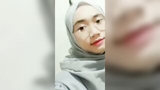 Menikmati Pepek Zulaikah Sambil Berhijab