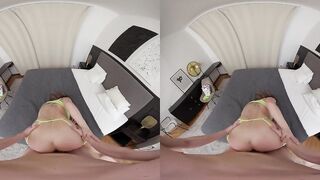 MILF Naomi Bennet Shows You How She Touches Herself